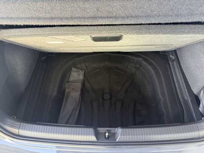 Volkswagen Golf VIII 2.0 TDI Active +Ambiente+CarPlay+Navi+