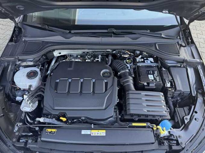Volkswagen Golf VIII 2.0 TDI Active +Ambiente+CarPlay+Navi+