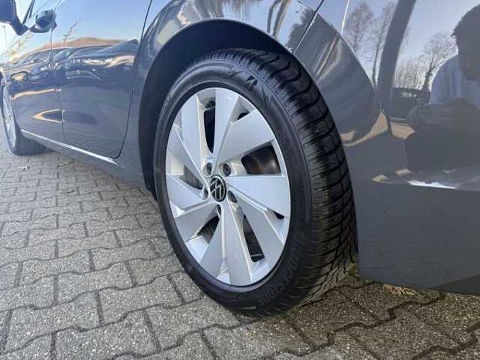 Volkswagen Golf VIII 2.0 TDI Active +Ambiente+CarPlay+Navi+