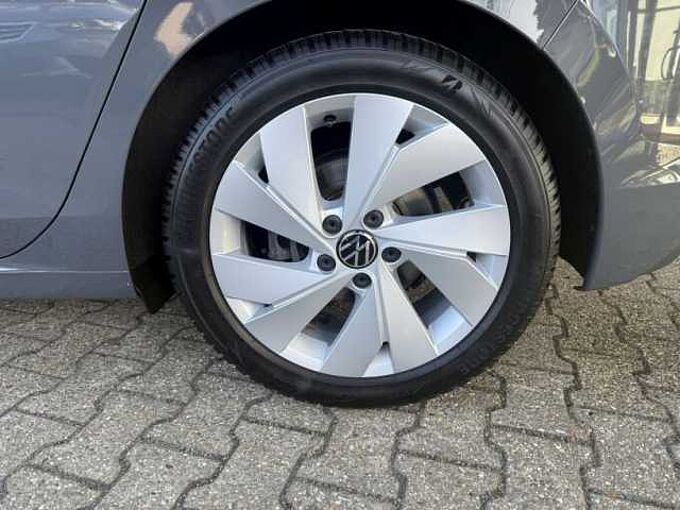 Volkswagen Golf VIII 2.0 TDI Active +Ambiente+CarPlay+Navi+