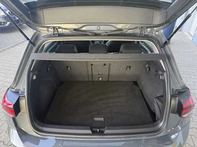 Volkswagen Golf VIII 2.0 TDI Active +Ambiente+CarPlay+Navi+