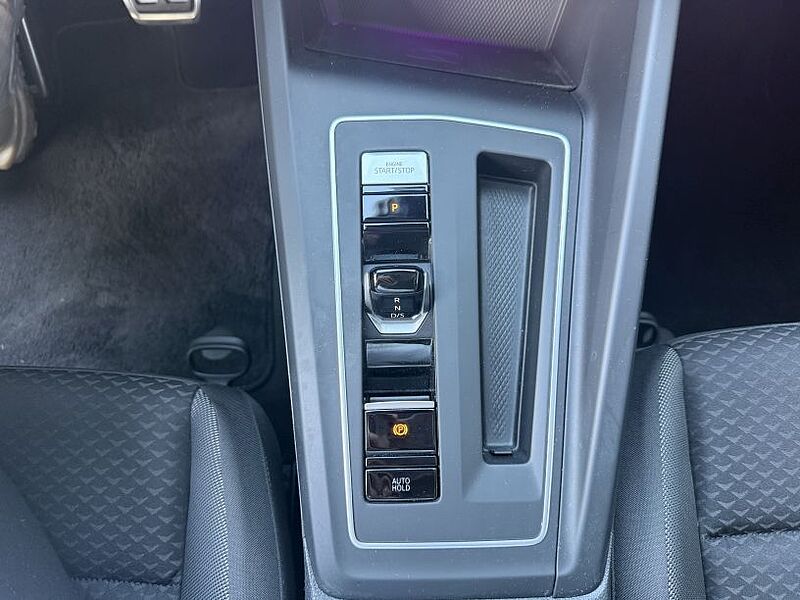 Volkswagen Golf VIII 2.0 TDI Active +Ambiente+CarPlay+Navi+