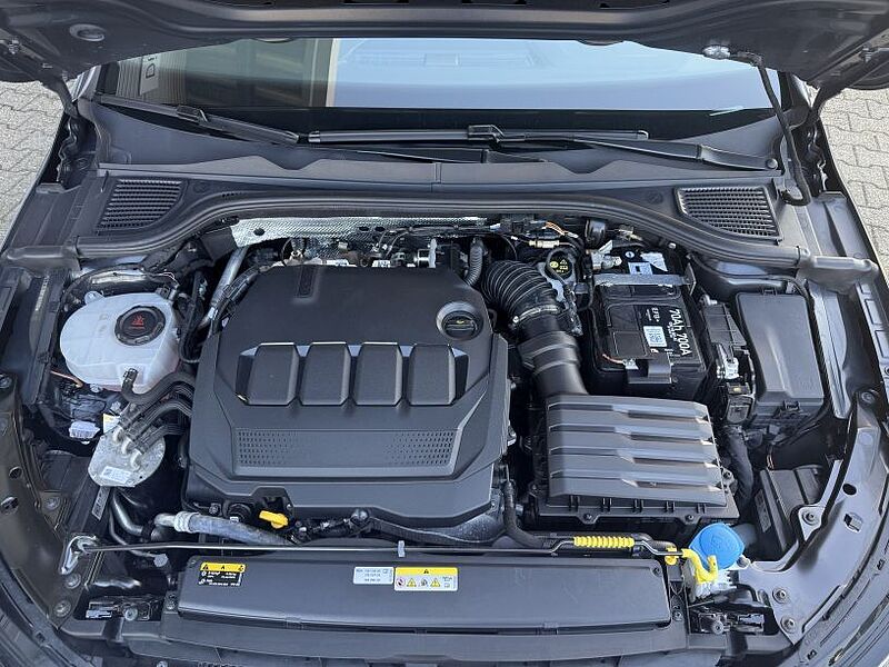 Volkswagen Golf VIII 2.0 TDI Active +Ambiente+CarPlay+Navi+