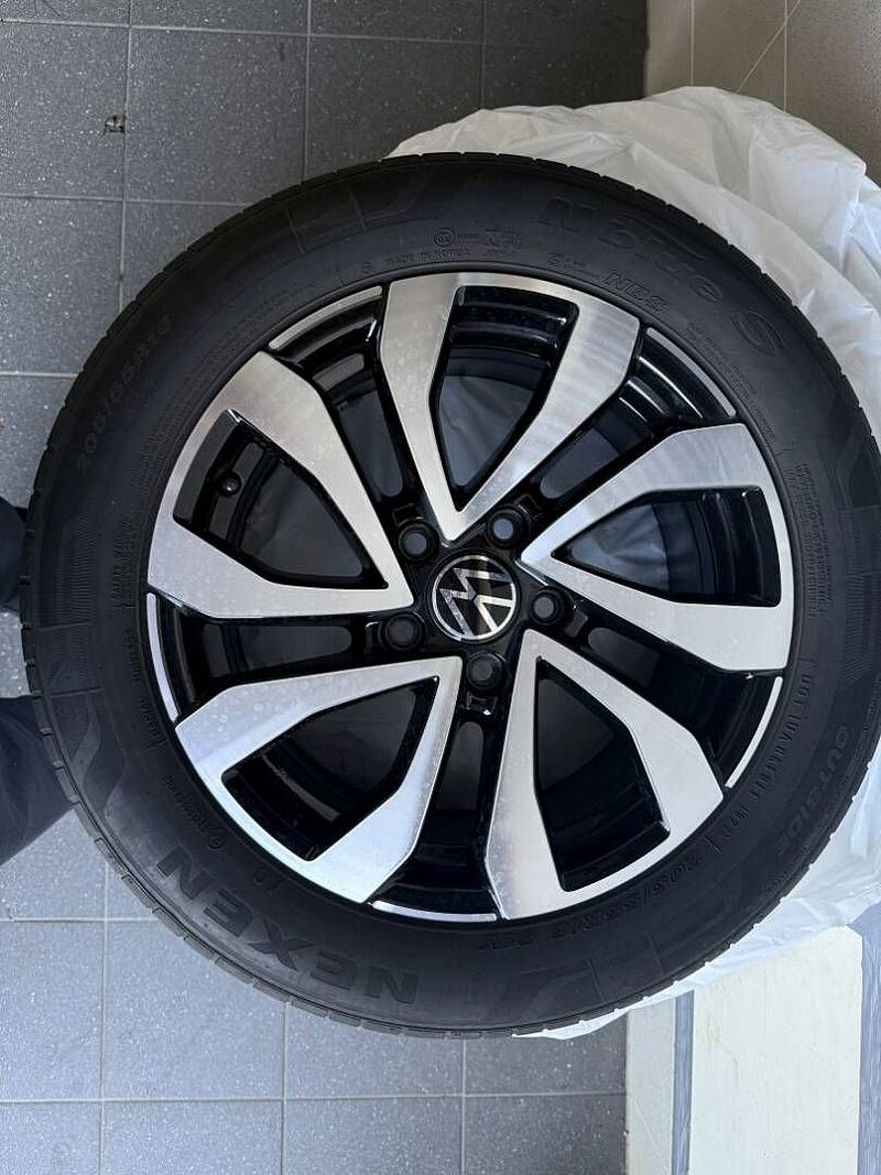 Volkswagen Golf VIII 2.0 TDI Active +Ambiente+CarPlay+Navi+