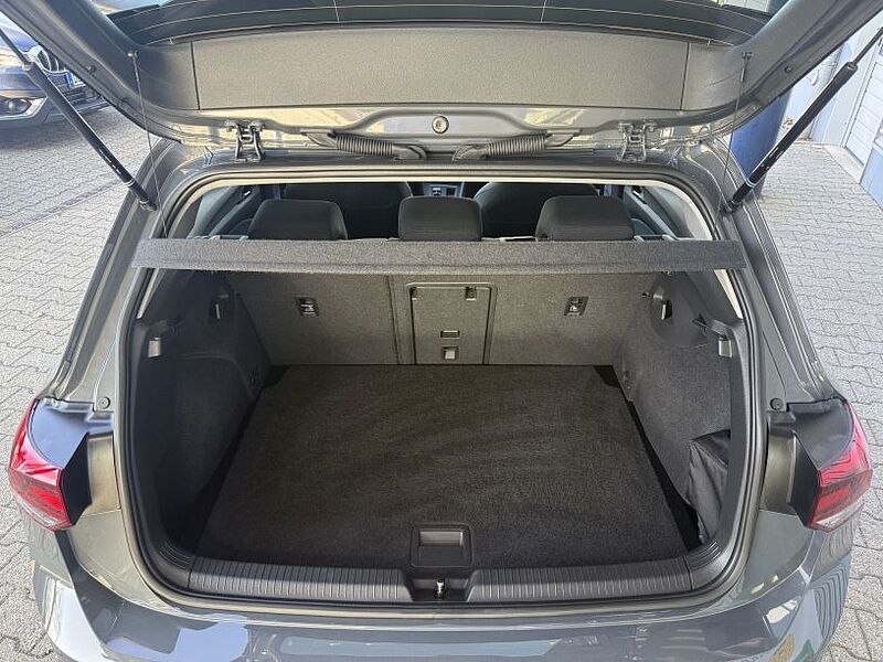 Volkswagen Golf VIII 2.0 TDI Active +Ambiente+CarPlay+Navi+